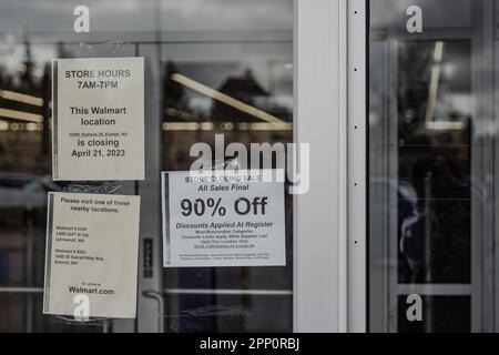 Everett, Stati Uniti. 19th Apr, 2023. La foto mostra un cartello sulla porta di un negozio Walmart che sta chiudendo, ringraziando i clienti per il loro patrocinio nel corso degli anni e scusandosi per eventuali disagi causati dalla chiusura. Credit: SOPA Images Limited/Alamy Live News Foto Stock