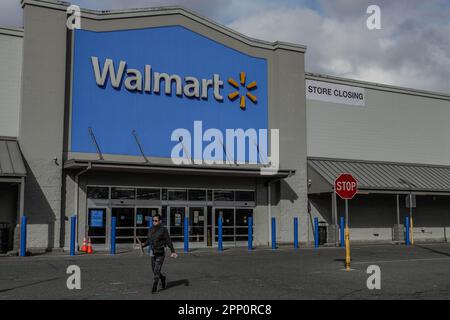 Everett, Stati Uniti. 19th Apr, 2023. La foto mostra un cartello sulla porta di un negozio Walmart che sta chiudendo, ringraziando i clienti per il loro patrocinio nel corso degli anni e scusandosi per eventuali disagi causati dalla chiusura. Credit: SOPA Images Limited/Alamy Live News Foto Stock
