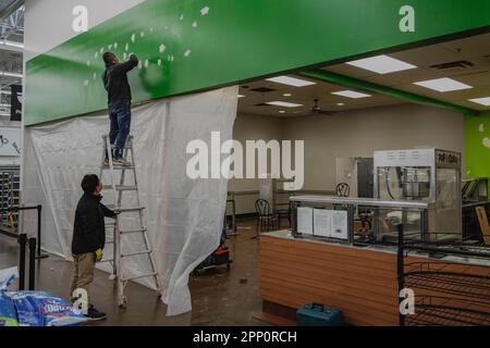 Everett, Stati Uniti. 19th Apr, 2023. La foto mostra l'operaio che lavora nel negozio Walmart che si sta chiudendo, simboleggiando la fine di un'era e l'inizio di una nuova fase di sviluppo nella zona. Credit: SOPA Images Limited/Alamy Live News Foto Stock