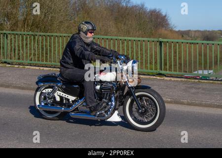 2006 Harley-Davidson Xl 1200 C Custom Sport V Twin Black Motorcycle Roadster benzina 1200 cc; attraversando il ponte autostradale di Greater Manchester, Regno Unito Foto Stock