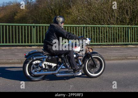 2006 Harley-Davidson Xl 1200 C Custom Sport V Twin Black Motorcycle Roadster benzina 1200 cc; attraversando il ponte autostradale di Greater Manchester, Regno Unito Foto Stock