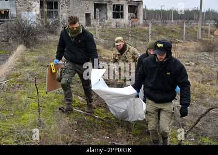 I membri del gruppo Black Tulip portano con sé una borsa con i resti del soldato russo, ucciso in battaglie e abbandonato dalle truppe russe, per caricarli in un furgone a Sviatohirsk. La NGO Black Tulip (Organizzazione non governativa), Ucraina è stata fondata nei primi anni '2010s per trovare e recuperare i resti di soldati uccisi durante le due guerre mondiali. Ma ora il gruppo è composto da circa 100 volontari e alla ricerca di vittime di una guerra contemporanea che ha avuto inizio con un'insurrezione pro-russa del 2014 nell'est dell'Ucraina e ha travolto l'intero paese dopo che Mosca invase il 24 febbraio. Il tulipano nero eshuma bod Foto Stock