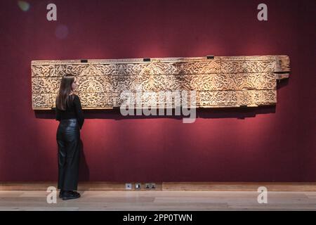 Londra, Regno Unito. 21st Apr, 2023. Fregio di legno intagliato andaluso, Almohad o nasrid andaluso o nordafricano 12th ° secolo Est £ 200.000-300.000 . Credit: Paul Quezada-Neiman/Alamy Live News Foto Stock
