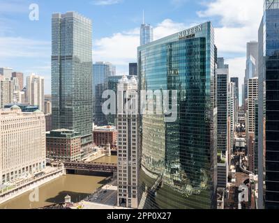 Edifici lungo il fiume Chicago Foto Stock