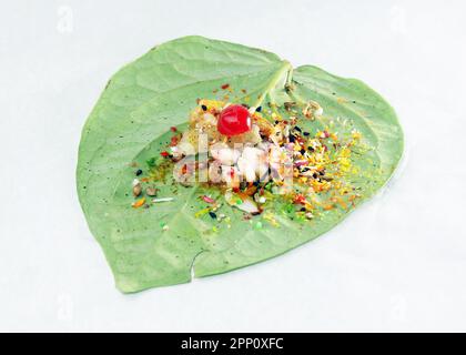 Verde foglia di betel dolce commestibile isolata su fondo bianco. La foglia di Betel fresca è popolare nel festival culturale del Sud-Est asiatico. Le spezie sono Coconu Foto Stock