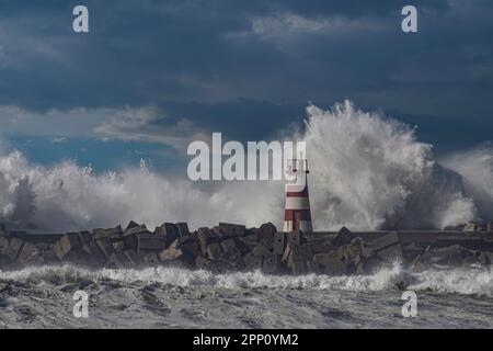 Entrata del porto di Povoa de Varzim durante la tempesta, a nord del Portogallo. Foto Stock