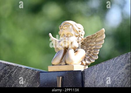 Vienna, Austria. Cimitero centrale di Vienna. Angelo figura su una lapide al Cimitero Centrale Foto Stock