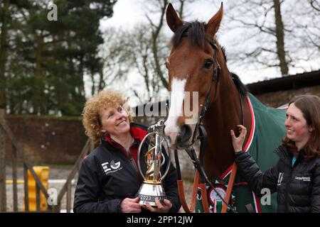 Foto del file datata 16-04-2023 di Corach Rambler e dell'allenatore Lucinda Russell. Lucinda Russell e Peter Scudamore cercheranno di scrivere un altro capitolo nel loro incredibile viaggio quando faranno un'offerta per un secondo Grand National in una settimana ad Ayr il sabato. Data di emissione: Venerdì 21 aprile 2023. Foto Stock