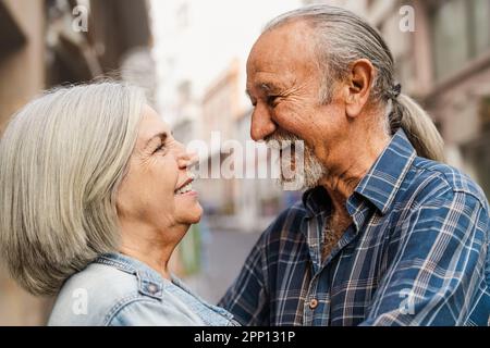 Coppia anziana felice che ha momenti teneri in città - persone anziane e amore concetto di relazione Foto Stock