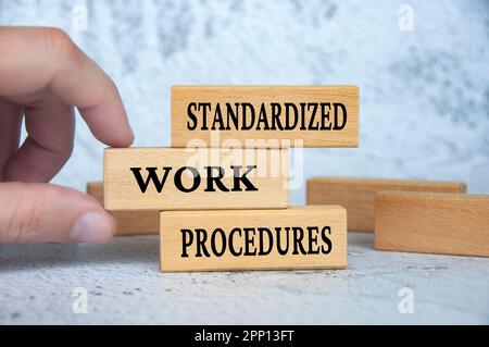 Testo delle procedure di lavoro standard su blocchi di legno. Concetto aziendale. Foto Stock