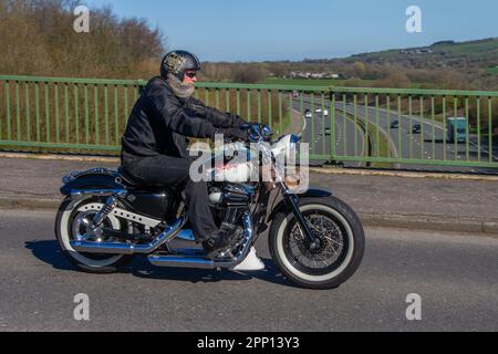 2006 Harley-Davidson Xl 1200 C Custom Sport V Twin Black Motorcycle Roadster benzina 1200 cc; attraversando il ponte autostradale di Greater Manchester, Regno Unito Foto Stock