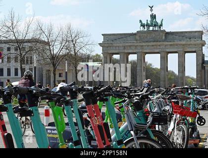 Berlino, Germania. 21st Apr, 2023. Diversi scooter elettrici sono parcheggiati di fronte alla porta di Brandeburgo. Credit: Jonathan Penschek/dpa/Alamy Live News Foto Stock