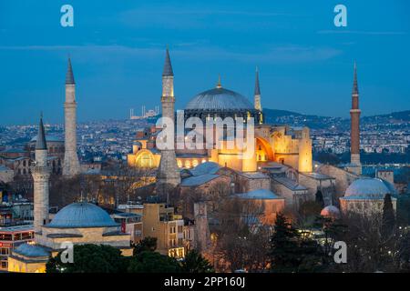 Vista al crepuscolo della Grande Moschea di Hagia Sophia (Ayasofya), Istanbul, Turchia Foto Stock