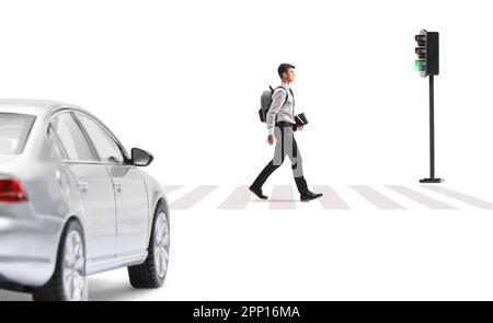 Studente maschio che cammina ad un incrocio pedonale zebra e l'auto in attesa al semaforo isolato su sfondo bianco Foto Stock