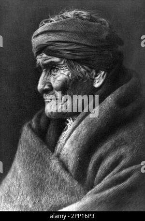 Ritratto del leader Apache e dell'uomo della medicina, Geronimo (1829-1909) di Edward Sheriff Curtis, 1907 Foto Stock