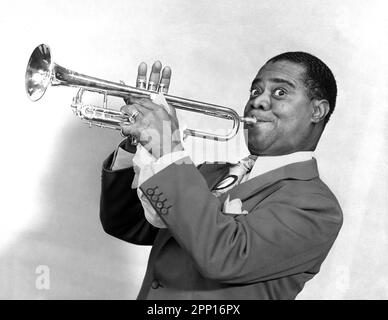 Louis Armstrong suona la tromba. Ritratto del musicista jazz americano Louis Daniel Armstrong (1901-1971) di Harry Warnecke, 1947 Foto Stock