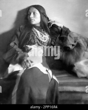 Zitkala-Ša (1876-1938), ritratto dell'attivista e scrittore nativo americano di Joseph Turner Keiley, 1898 Foto Stock