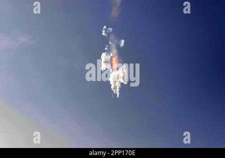 Boca Chica, Stati Uniti. 20th Apr, 2023. Lo Space X Starship esplode pochi minuti dopo lo scalo al suo primo lancio da Starbase, a Boca Chica, Texas, giovedì 20 aprile, 2023. Foto di Thom Baur/UPI Credit: UPI/Alamy Live News Foto Stock