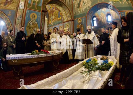 Non esclusiva: KYIV, UCRAINA - 21 APRILE 2023 - la gente rende omaggio ai militari ucraini, ex-MP Oleh Barna, 56, e al suo comandante Valerii Dorokhov, Foto Stock