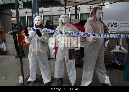 LA XR si ribella oggi a protestare al di fuori del Dipartimento per l'energia, la sicurezza e il Net Zero sui combustibili fossili e a fermare i giacimenti di petrolio e gas di Rosebank ed Equinor. La protesta faceva parte della Rebellion Unite per sopravvivere alla protesta iniziata oggi e che si protraggerà per altri tre giorni Foto Stock