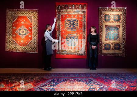 Londra, Regno Unito. 21st Apr, 2023. Un TAPPETO ANATOLIANO 'PHOENIX IN OCTAGON', fine 15th/INIZIO 16th SECOLO, stima: GBP 100.000 - GBP 150.000 e Una variante 'Holbein' Rug, Anatolia centrale o orientale, fine 16th/inizio 17th secolo, stima: GBP 80.000 - GBP 120.000 e altri - Anteprima dell'Arte cristiana del mondo islamico e indiano, inclusi tappeti orientali e tappeti. Credit: Guy Bell/Alamy Live News Foto Stock