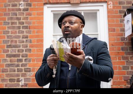 Ben Okri, autore vincitore del premio Booker, legge dal suo libro di poesie e saggi 'Tiger Work' ai manifestanti del cambiamento climatico il primo giorno di "The Big One" di Extinction Rebellion a Tufton Street, il 21st aprile 2023, a Londra, Inghilterra. Ben Okri è un poeta e romanziere nigeriano-britannico, considerato uno dei più importanti autori africani nelle tradizioni post-moderne e post-coloniali. Foto Stock