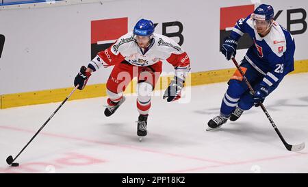 Ostrava, Repubblica Ceca. 21st Apr, 2023. L-R Ondrej Beranek (CZE) e Richard Panik (SVK) in azione durante la partita Euro Hockey Challenge: Czechia vs Slovacchia, il 21 aprile 2023, a Ostrava, Repubblica Ceca. Credit: Jaroslav Ozana/CTK Photo/Alamy Live News Foto Stock