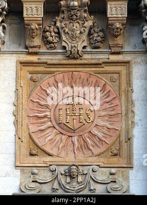 Cracovia. Cracovia. Polonia. IHS segno sulla facciata della chiesa barocca. Foto Stock