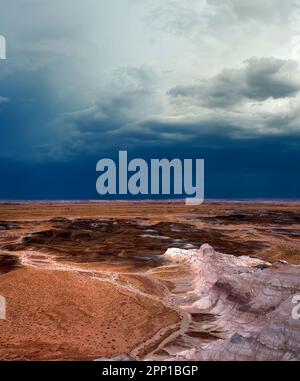 Nuvole tempesta che si formano nel deserto dipinto nord-est dell'Arizona Foto Stock