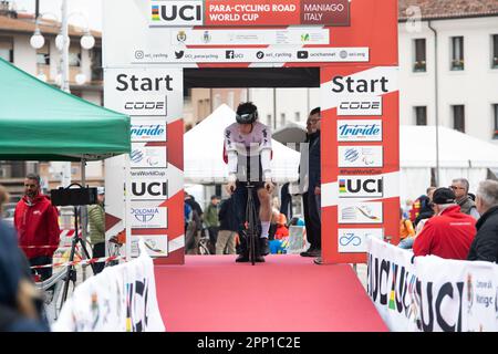 Campione del mondo belga Ewoud Vromant sulla rampa di partenza. Vromant sarebbe andare avanti per vincere il tempo di prova degli uomini C2. UCI World Cup, Individual Time Trial, Maniago, Italia, 21 aprile 2023, Gibson/Alamy Live News Foto Stock