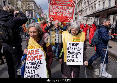 Migliaia di manifestanti di diversi gruppi ambientalisti si uniscono alla rivolta di estinzione per la loro Unite per sopravvivere al giorno, parte della protesta “The Big One” non distruttiva che si è tenuto a Westminster il 21st aprile 2023 a Londra, Regno Unito. Extinction Rebellion è un gruppo di cambiamento climatico iniziato nel 2018 e ha ottenuto un enorme seguito di persone impegnate in proteste pacifiche. Queste proteste stanno evidenziando che il governo non sta facendo abbastanza per evitare cambiamenti climatici catastrofici e per chiedere al governo di intraprendere azioni radicali per salvare il pianeta. Foto Stock