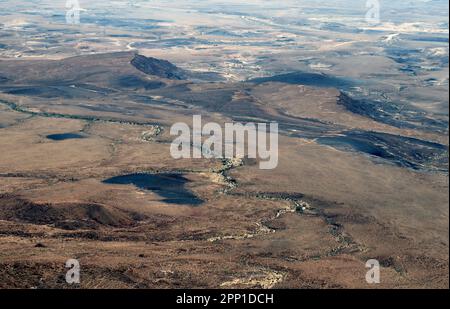 Una splendida scena del Cratere Mitzpe Ramon nel sud di Israele con una serie di dune di sabbia e colline ondulate Foto Stock