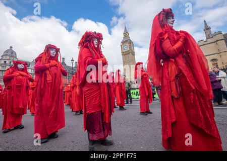 Londra, Regno Unito. 21 Apr 2023. La gente marciò il primo giorno della ribellione di estinzione 'la Grandea' da Trafalgar Square al Ministero dei Trasporti chiedendo la fine dell'uso di jet privati, l'assestamento di sovvenzioni all'aviazione e la fine dell'espansione aeroportuale. Si dice che l'industria produce molto biossido di carbonio come il 6th maggiore paese inquinante, e senza tagli drastici non saremo in grado di evitare disastrosi cambiamenti climatici. Peter Marshall/Alamy Live News Foto Stock