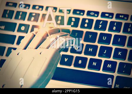 Mano del robot con il computer come sfondo , concetto di intelligenza artificiale. Foto Stock