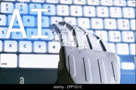 Mano del robot con il computer come sfondo , concetto di intelligenza artificiale. Foto Stock