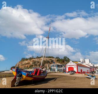 ALVOR, PORTOGALLO - 16th APRILE, 2023: Bella barca da pesca tradizionale e stazione di bagnino restaurata. Alla città di Alvor. Foto Stock