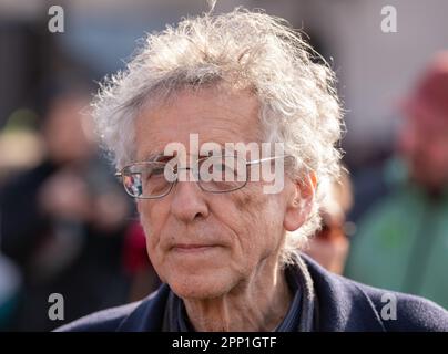 Londra, Regno Unito. 21st Apr 2023. Il negatore del cambiamento climatico Piers Corbyn (fratello dell'ex leader del partito laburista Jeremy) a Extinction Rebellion, The Big One, Parliament London Regno Unito Picture garyroberts/worldwidefeatures.com Credit: GaryRobertsphotography/Alamy Live News Foto Stock