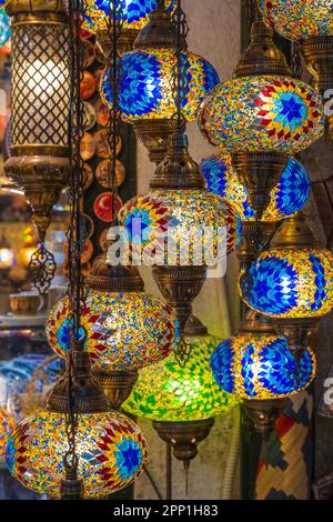 Lampada a mosaico turca luce tradizionale orientale. Lanterna di mattonelle  di vetro al bazar di Istanbul - Foto Stock: Foto, Immagini © gilmanshin  261751264