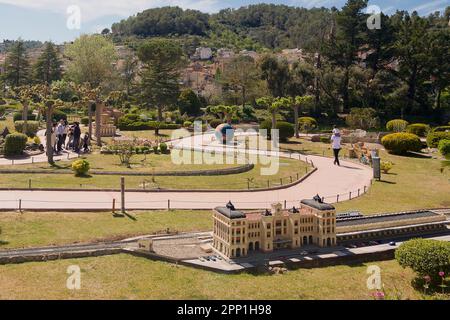 Torrelles de Llobregat, Catalogna - 19 aprile 2023: Vista parziale del parco modello in scala della Catalogna in miniatura con un primo piano Foto Stock