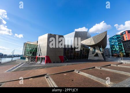 Ristorante Pier Eight, il complesso teatrale e galleria Lowry a, MediaCityUK, Salford Quays, Manchester Ship Canal, Inghilterra, Regno Unito Foto Stock