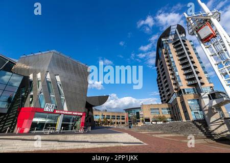 Ristorante Pier Eight, il complesso teatrale e galleria Lowry a, MediaCityUK, Salford Quays, Manchester Ship Canal, Inghilterra, Regno Unito Foto Stock