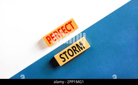 Simbolo perfetto della tempesta. Concetto parole tempesta perfetta su bel blocco di legno. Splendido sfondo bianco e blu. Business e concetto perfetto tempesta. Foto Stock