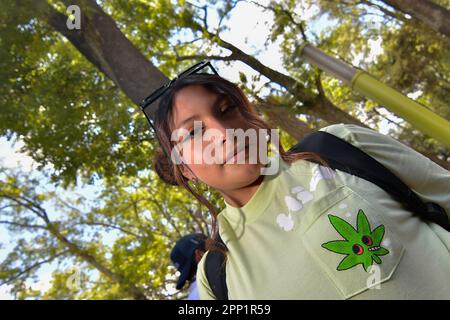 Toluca, Messico. 20th Apr, 2023. 20 aprile 2023 Toluca, Messico : migliaia di giovani e adulti sono scesi per le strade della città dove hanno partecipato alla camminata sulla cannabis del 5th in commemorazione della Giornata Mondiale della Cannabis, chiedendo la sua legalizzazione come pianta per scopi ricreativi. Il 20 aprile 2023 a Toluca, Messico. (Foto di Arturo Hernández/Eyepix Group/Sipa USA) Credit: Sipa USA/Alamy Live News Foto Stock