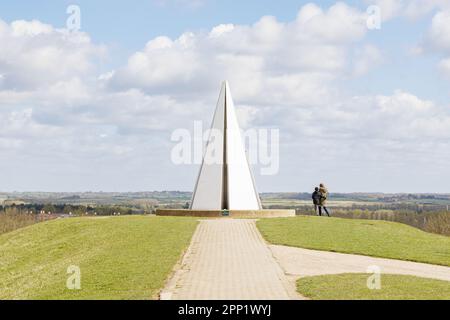 Milton Keynes, Buckinghamshire, Regno Unito - Aprile 2023: La Piramide leggera, una scultura metallica situata sul Belvedere, è illuminata in occasioni speciali. Foto Stock