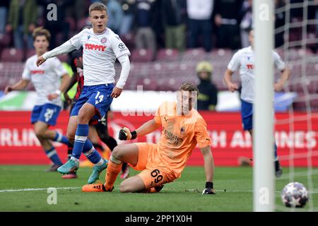 Ginevra, Svizzera. 21st Apr, 2023. GINEVRA, SVIZZERA - 21 APRILE: Simun Hrgovic di Hajduk Split segna durante la partita di semifinale della UEFA Youth League 2022/23 tra HNK Hajduk Split e AC Milan allo Stade de Geneve del 21 aprile 2023 a Ginevra, Svizzera. Foto: Luka Stanzl/PIXSELL Credit: Pixsell/Alamy Live News Foto Stock