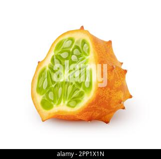 Kiwano isolato. Metà frutto di melone kiwano isolato su fondo bianco con percorso di ritaglio Foto Stock