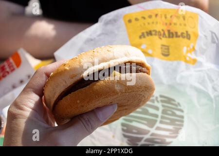 Minsk, Bielorussia - 20 aprile 2023: Cheeseburger in mano al Burger King primo piano Foto Stock