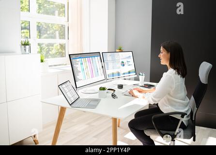 Analista che lavora con Spreadsheet Business Data sul computer Foto Stock