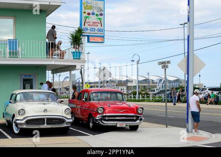 USA, New Jersey, Wildwood, sfilata di auto classiche, rosso lucido GM General Motors Chevrolet Bel Air al posto di parcheggio del Motel Rusmar a Ocean Ave, potrebbe essere a Havanna Cuba troppo Foto Stock