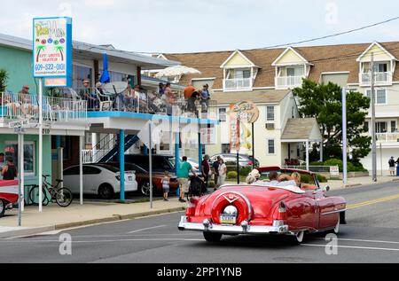 USA, New Jersey, Wildwood, sfilata di auto classiche, persone a spotting auto al Motel Rusmar a Ocean Ave, rosso brillante auto classica Foto Stock